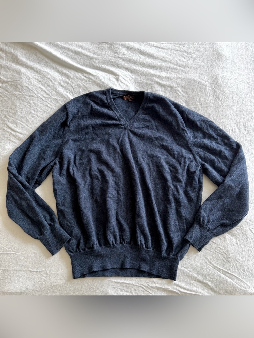 Women’s 100% Virgin Wool V-Neck Navy Sweater size L fitted